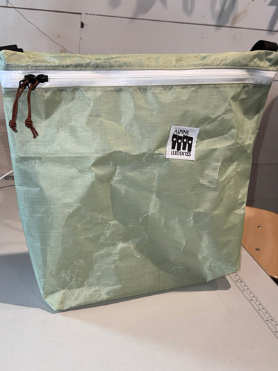 zippered Dyneema musette bag